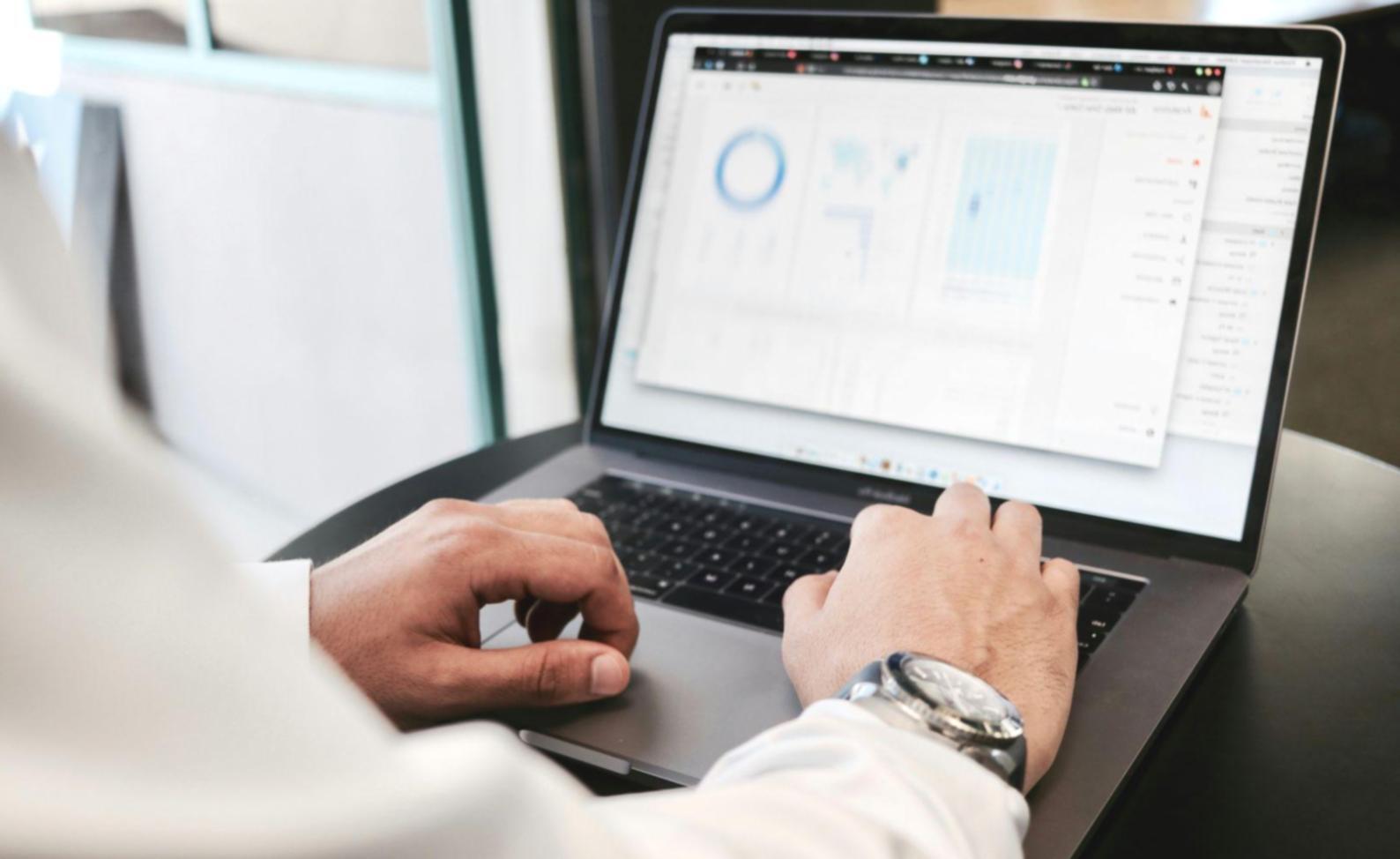 Group discussion about market fundamentals and investment strategies